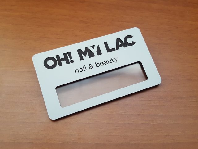 бейдж с логотипом из пластика