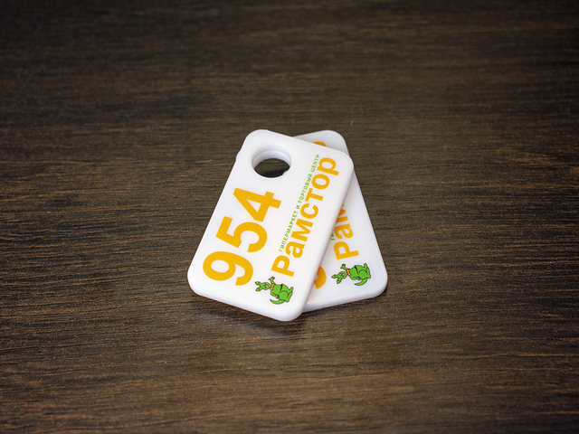 номерок из оргстекла белого цвета