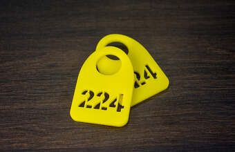 желтый номерок из оргстекла